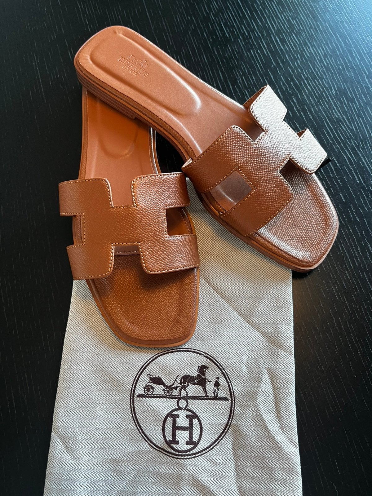 ❗️€85,-❗️Hermes Oran slippers bruin leer 40 & 41 op voorraad, Ophalen of Verzenden, Zo goed als nieuw, Bruin, Instappers