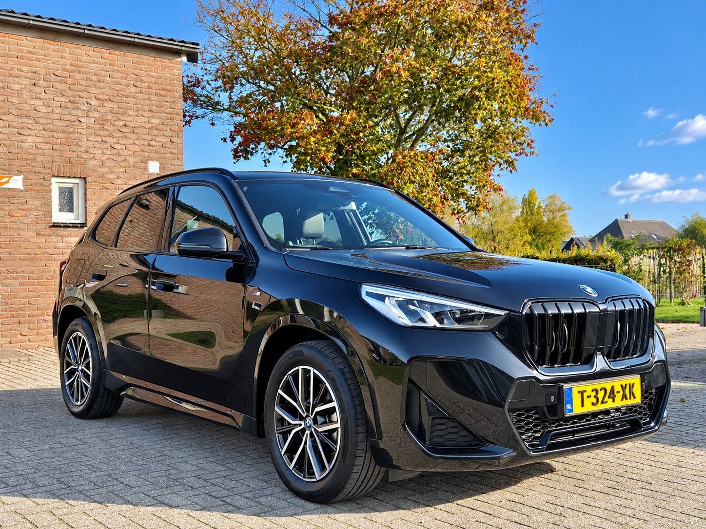 BMW X1 Xdrive25e M-Sport 245pk 2023 Zwart I Camera I SOH 95, Dealer onderhouden, Zwart, Parkeerassistent, Zwart