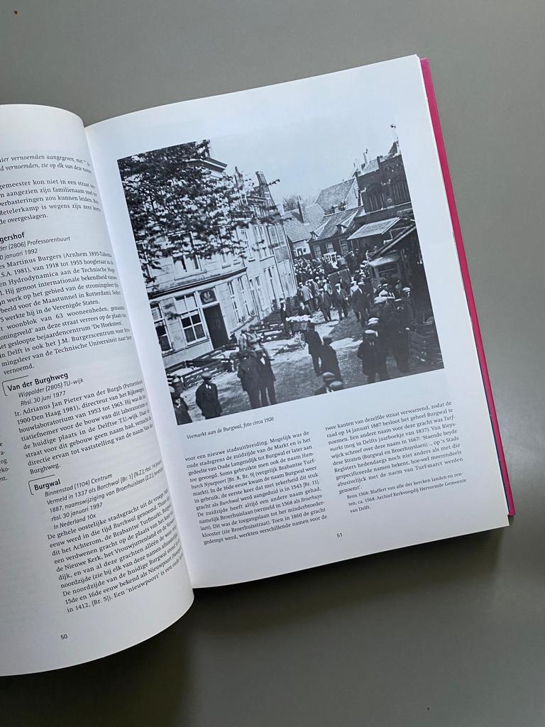 Straatnamen van Delft. 2000, Ophalen of Verzenden, 20e eeuw of later, Zo goed als nieuw