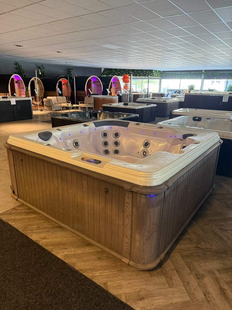 Luxe 6-Persoons Jacuzzi – Schoudermassage, Ophalen, Zo goed als nieuw, Afdekzeil, Vast