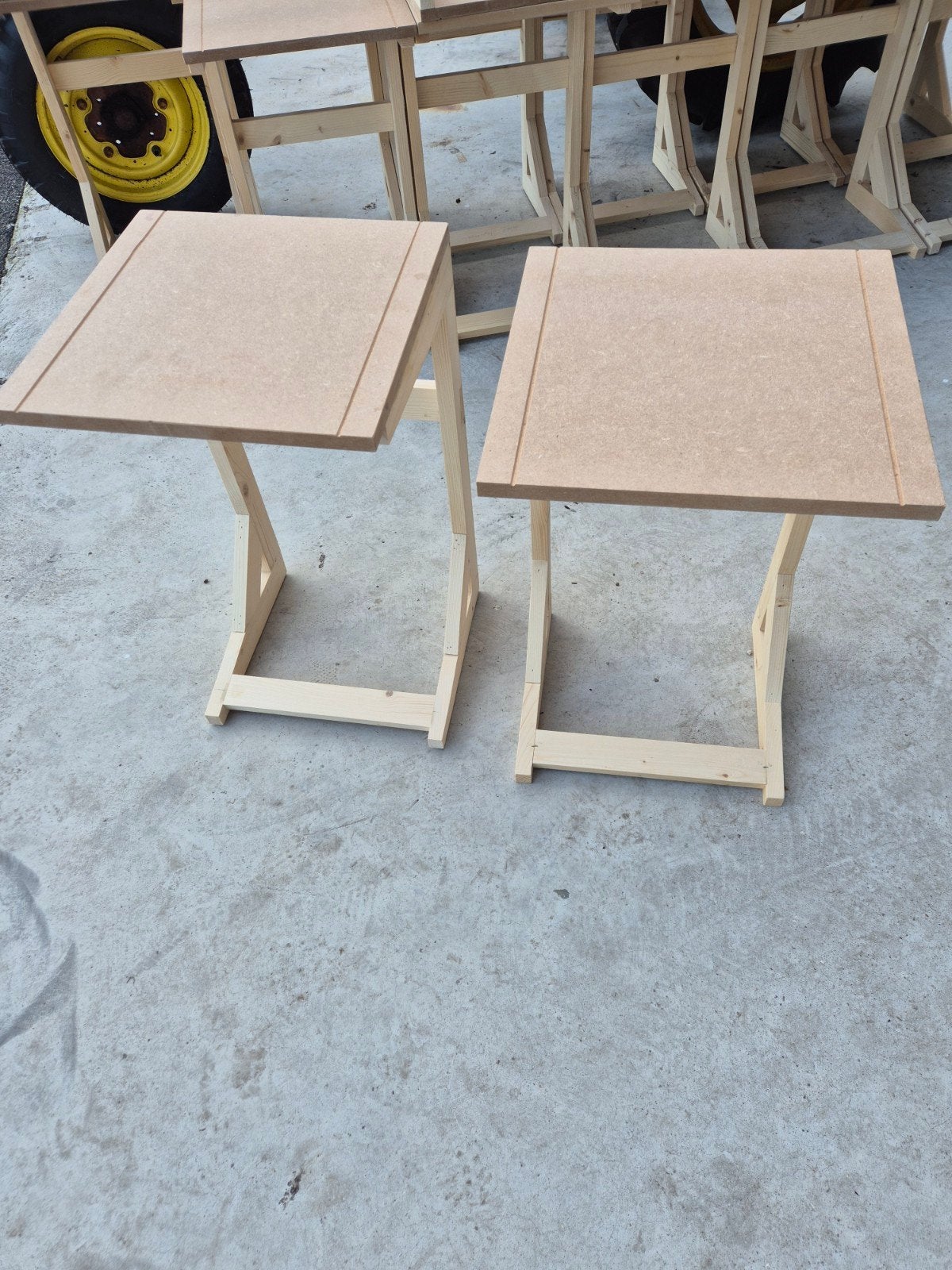 leuke kleine tafeltjes onbehandeld 20 stuks, Ophalen, Nieuw, 2 zitplaatsen