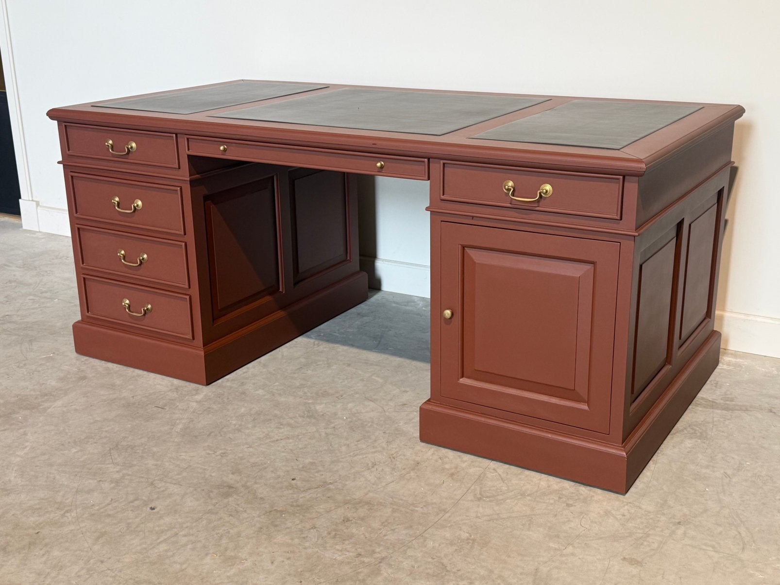 Klassiek Engels bureau (rood) #709, Huis en Inrichting, Hout, 180 cm, Ophalen of Verzenden, Zo goed als nieuw