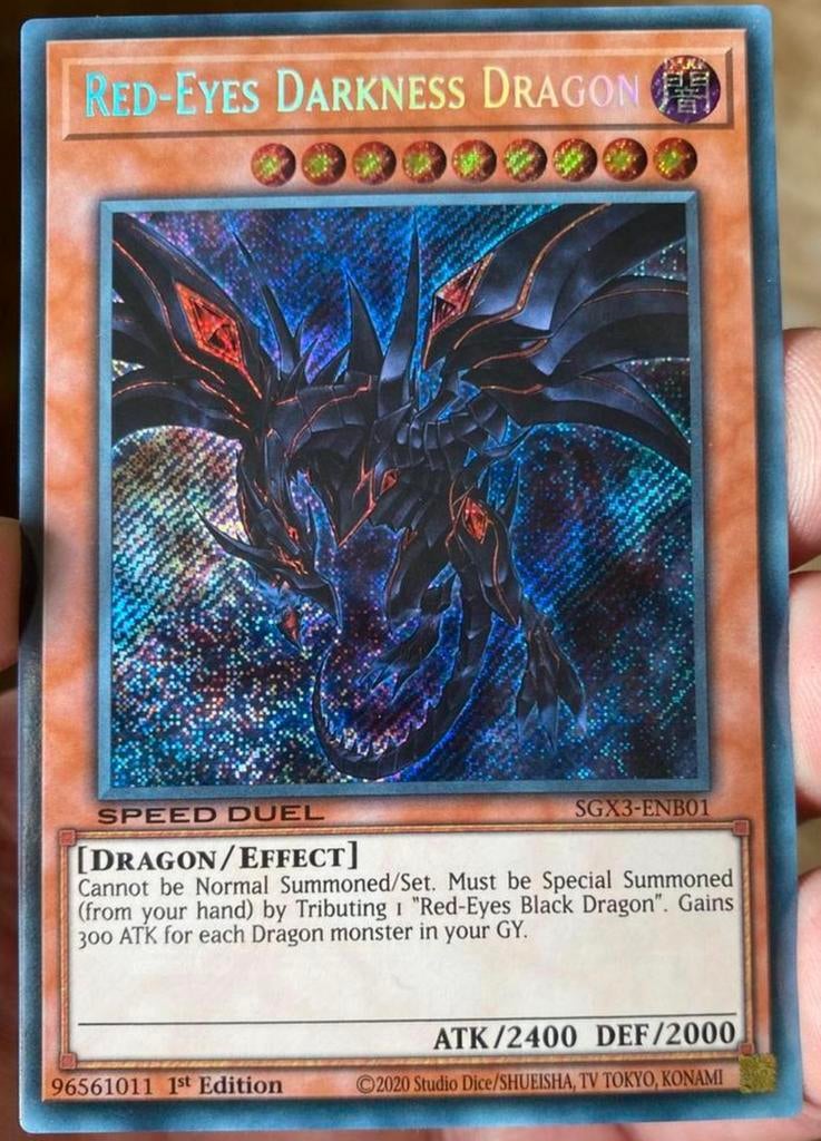 Yu-Gi-Oh! Red-Eyes Darkness Dragon SGX3 1st Edition !, Ophalen of Verzenden, Zo goed als nieuw, Losse kaart, Foil