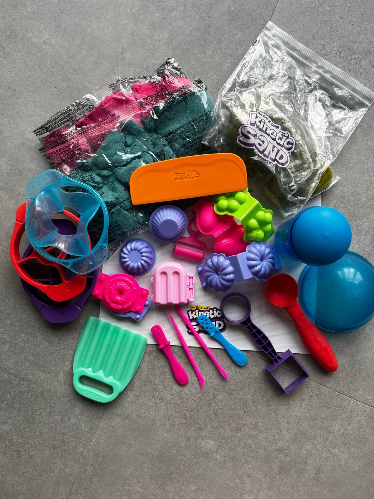 Kinetic Sand speelset met 3 zakjes zand en instructieboekje, Ophalen of Verzenden, Zo goed als nieuw, Jongen of Meisje