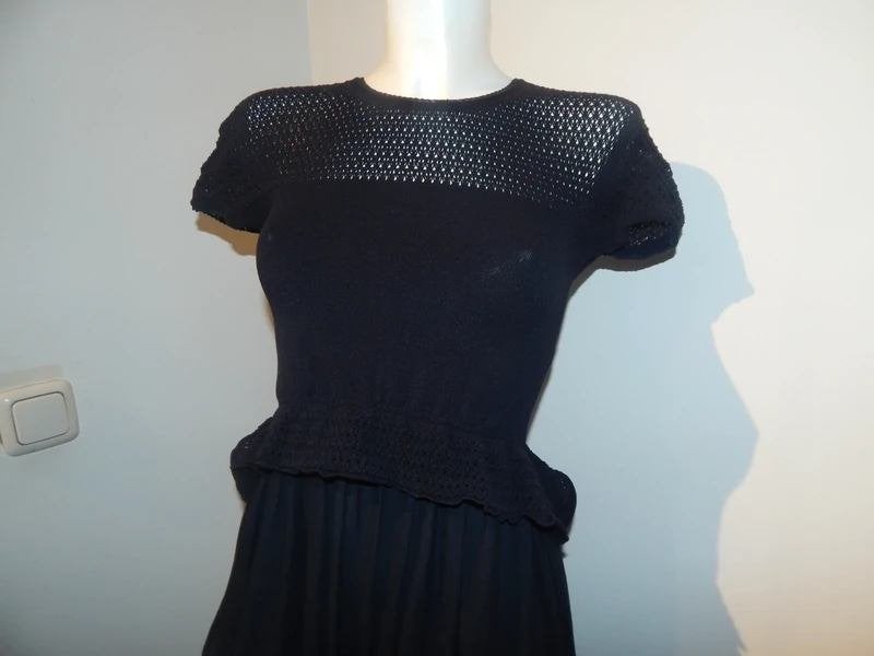 High use zwarte jurk a symetrisch voile gaatjes werk S, Kleding | Dames, Maat 38/40 (M), Zwart, Zo goed als nieuw, Onder de knie