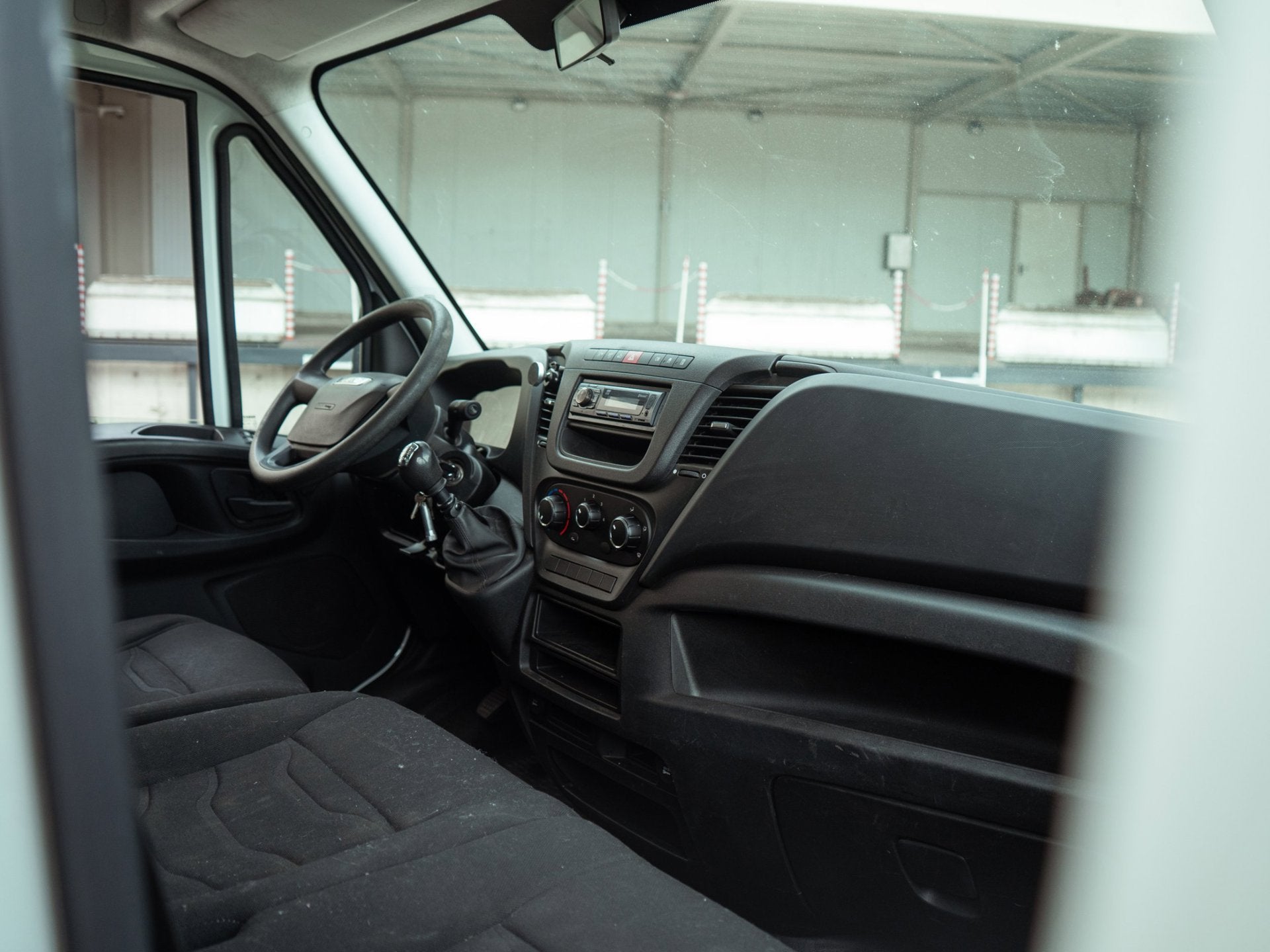 Iveco Daily 33S11 2.3 D 106PK Huifopbouw | Neerklapbare Zijs, Euro 5, Stof, Gebruikt, Zwart