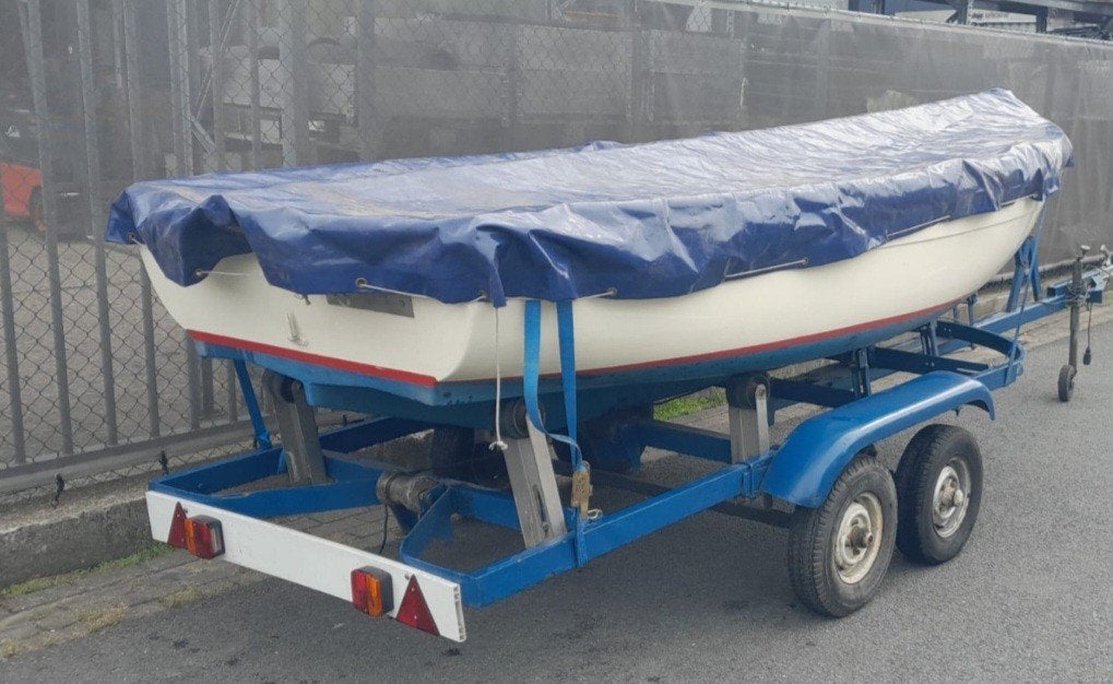 Polyester sloepje /bootje met Mercury motor en stal trailer, Watersport en Boten, Boottrailers, Gebruikt, Overige typen, Minder dan 6 meter