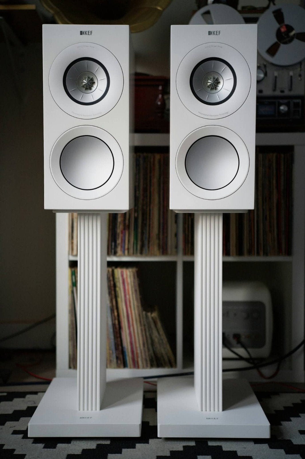Kef R3 meta +stands
