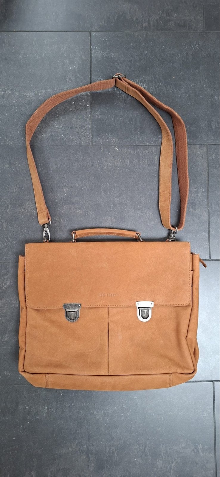 DSTRCT Leren Aktetas 16 inch Laptopvak - Cognac, Computers en Software, Bruin, Aktetas, Ophalen of Verzenden, Zo goed als nieuw