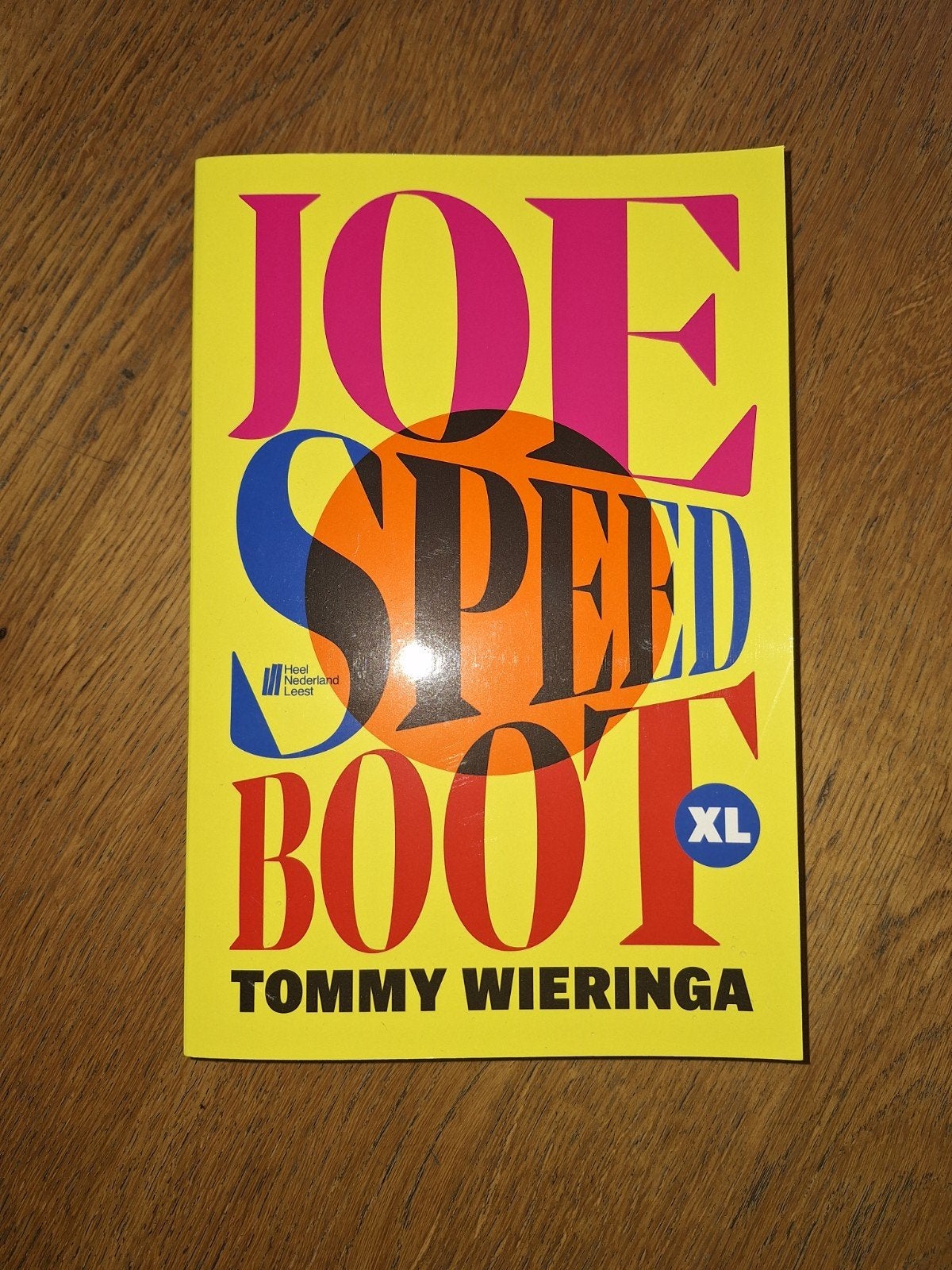 Joe Speedboot XL Tommy Wieringa grote letters grootletter, Tommy Wieringa, Nieuw, Ophalen of Verzenden, Nederland