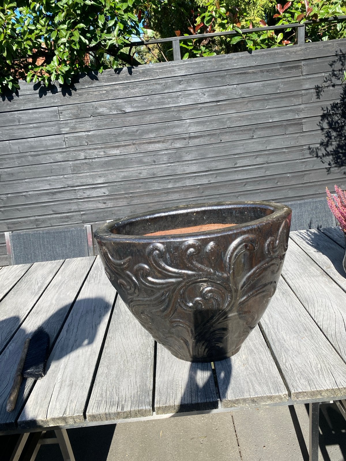 Mooie donkerbruine bloempot met sierlijke details, Ophalen, Zo goed als nieuw