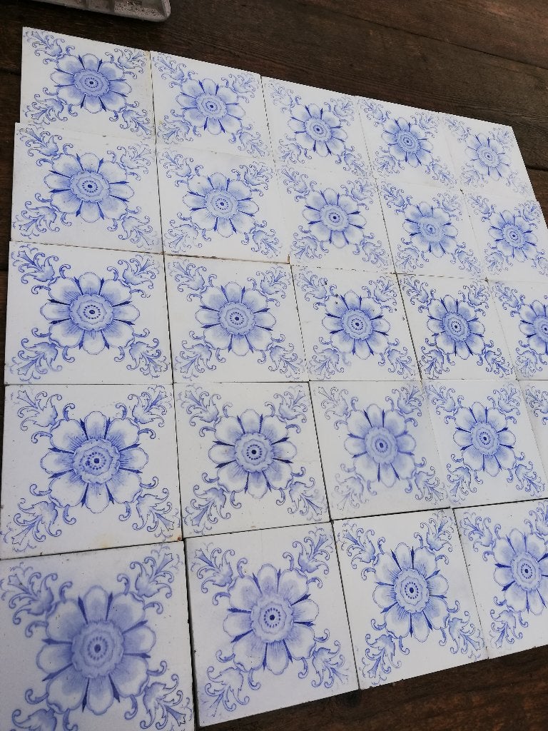30 antieke wandtegels met lichtblauwe bloem 12x12cm, Ophalen