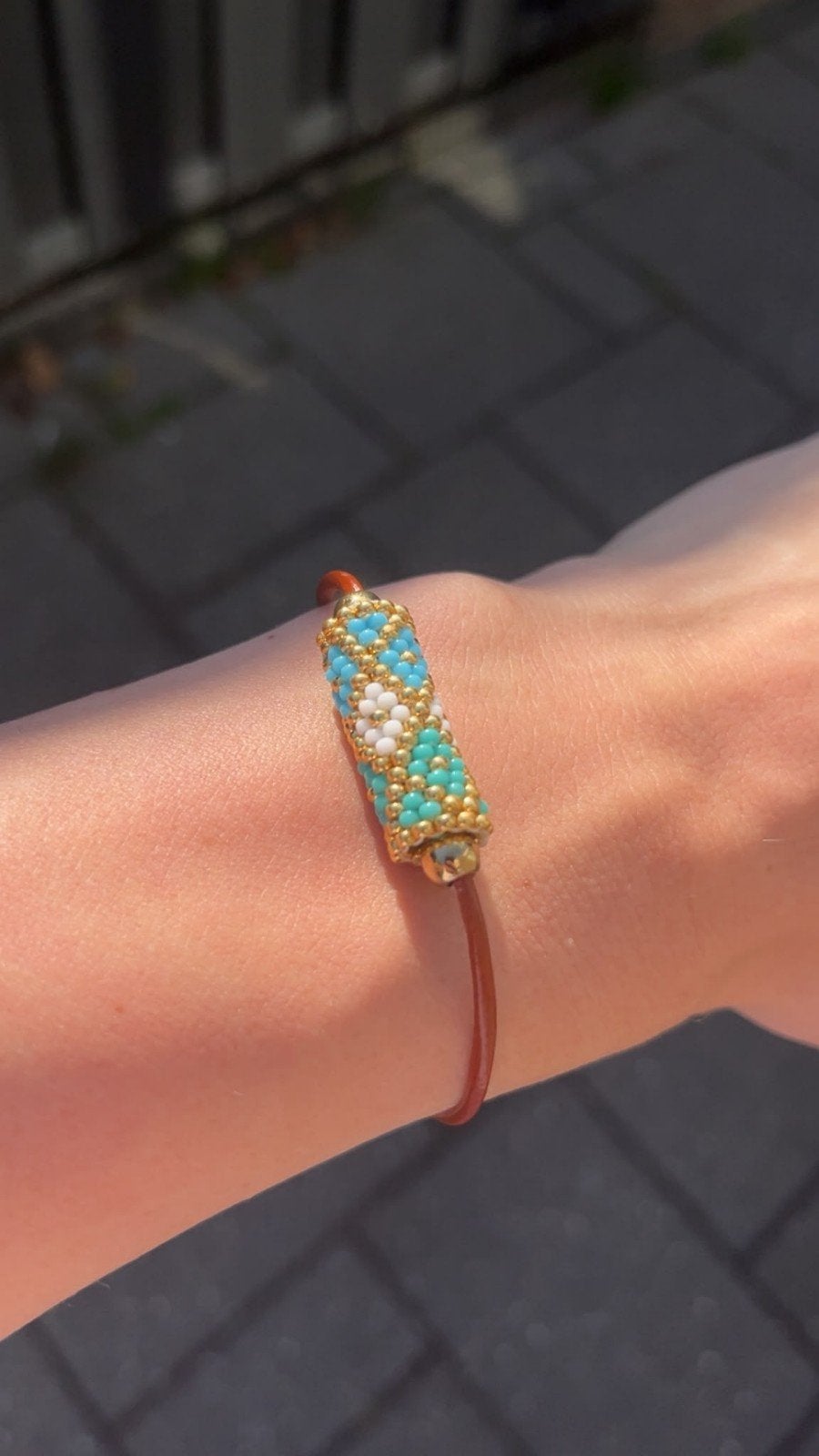 Handgemaakte kralenarmband met leer en goudkleurige accenten, Overige materialen, Bruin, Nieuw, Ophalen of Verzenden