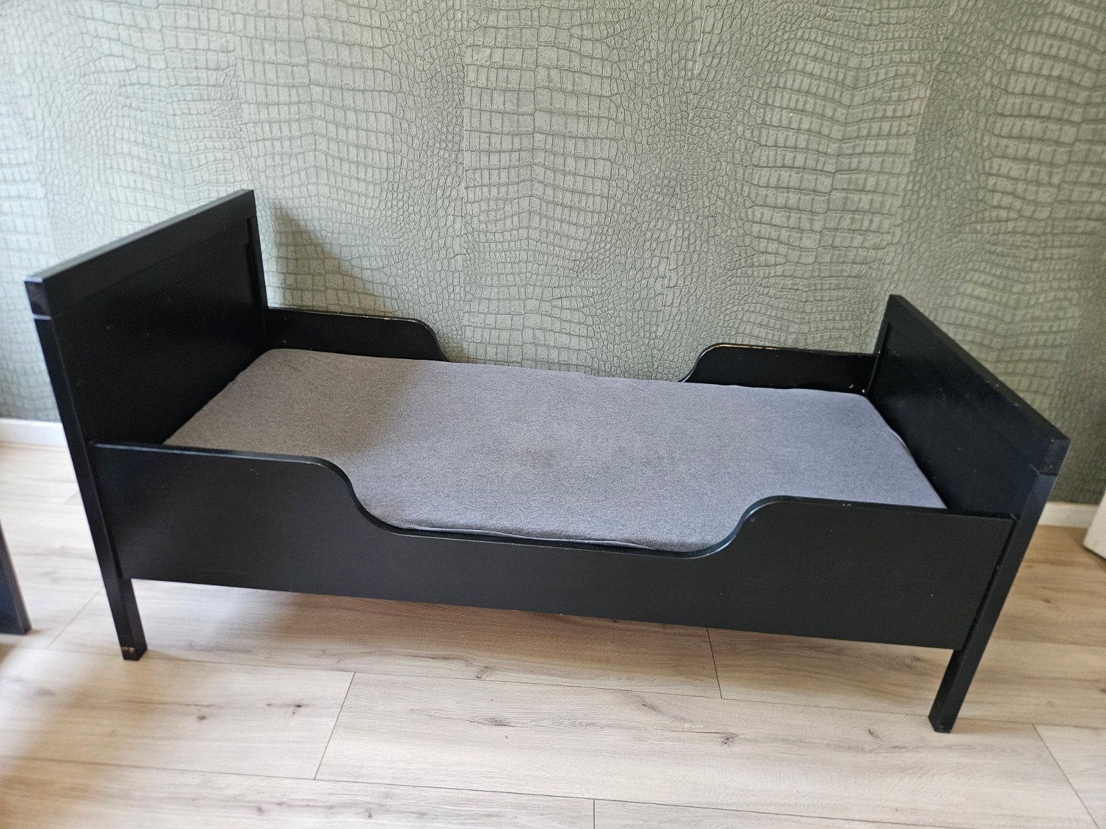 Zwart kinderbed met matras, Kinderen en Baby's, Gebruikt, 70 tot 85 cm, Matras, 140 tot 160 cm