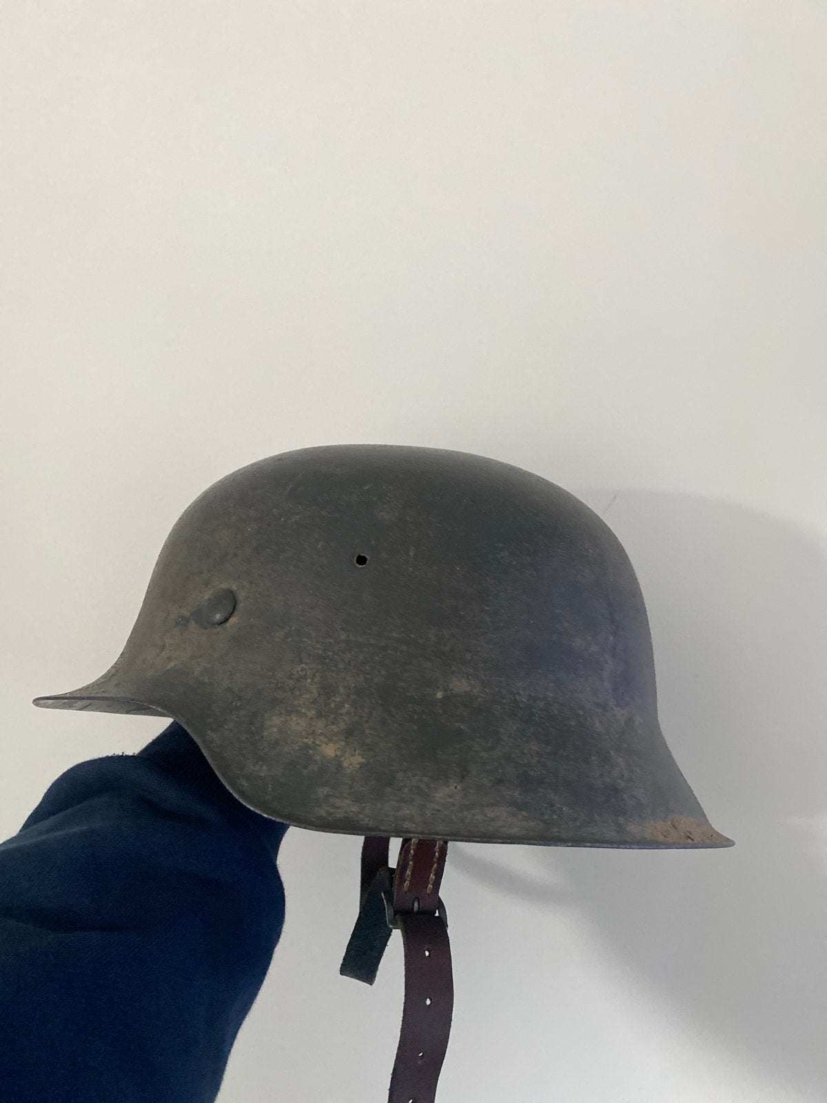 Duitse M42 helm - originele schaal, overgeschilderd, Ophalen of Verzenden, Landmacht, Duitsland, Helm of Baret