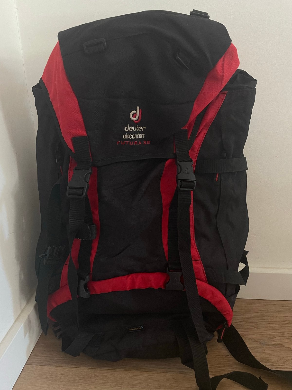 Deuter Futura 38L Aircomfort Trekking Rugzak Rood/Zwart, Sport en Fitness, Bergsport en Wandelen, Ophalen of Verzenden, Zo goed als nieuw