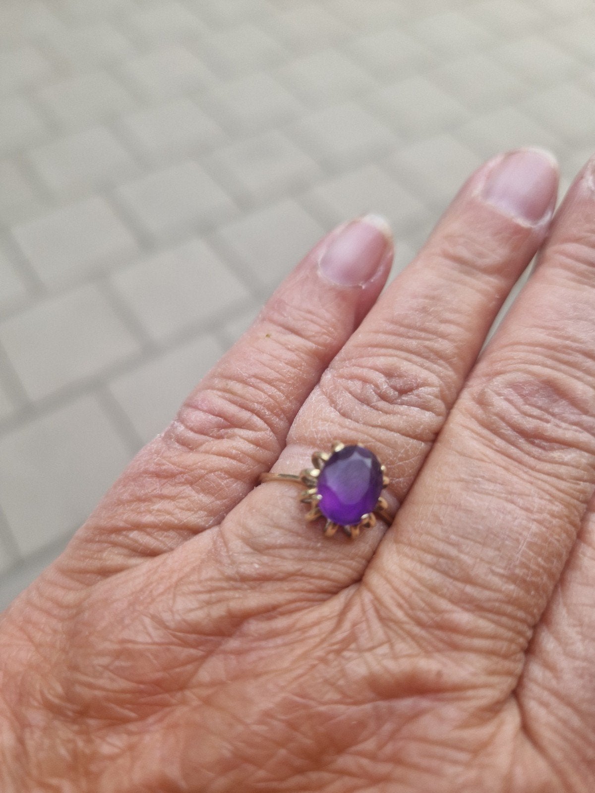 Gouden ring met amethist steen, Paars, Ophalen of Verzenden, Zo goed als nieuw, 17 tot 18