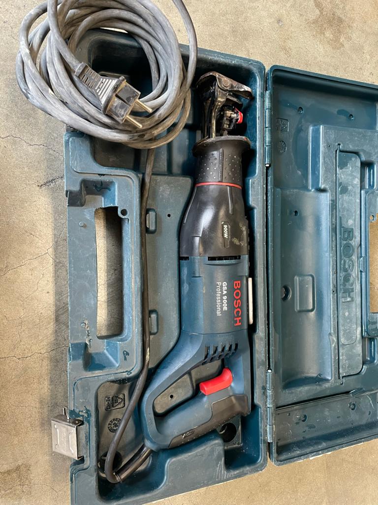 Bosch GSA 900E Professional Reciprozaag, Gebruikt, 70 mm of meer, 600 tot 1200 watt, Ophalen of Verzenden
