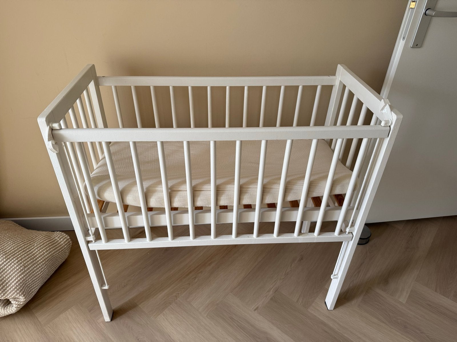 Petit Amelie wieg/cosleeper Sandy Beach met matras + lakens, Kinderen en Baby's, Babywiegjes en Ledikanten, Ophalen, Gebruikt