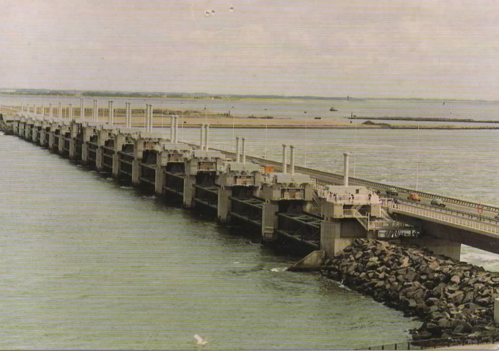 Ansichtkaart Oosterschelde, Noordzeezijde kering, Ophalen of Verzenden, 1980 tot heden, Gelopen, Zeeland