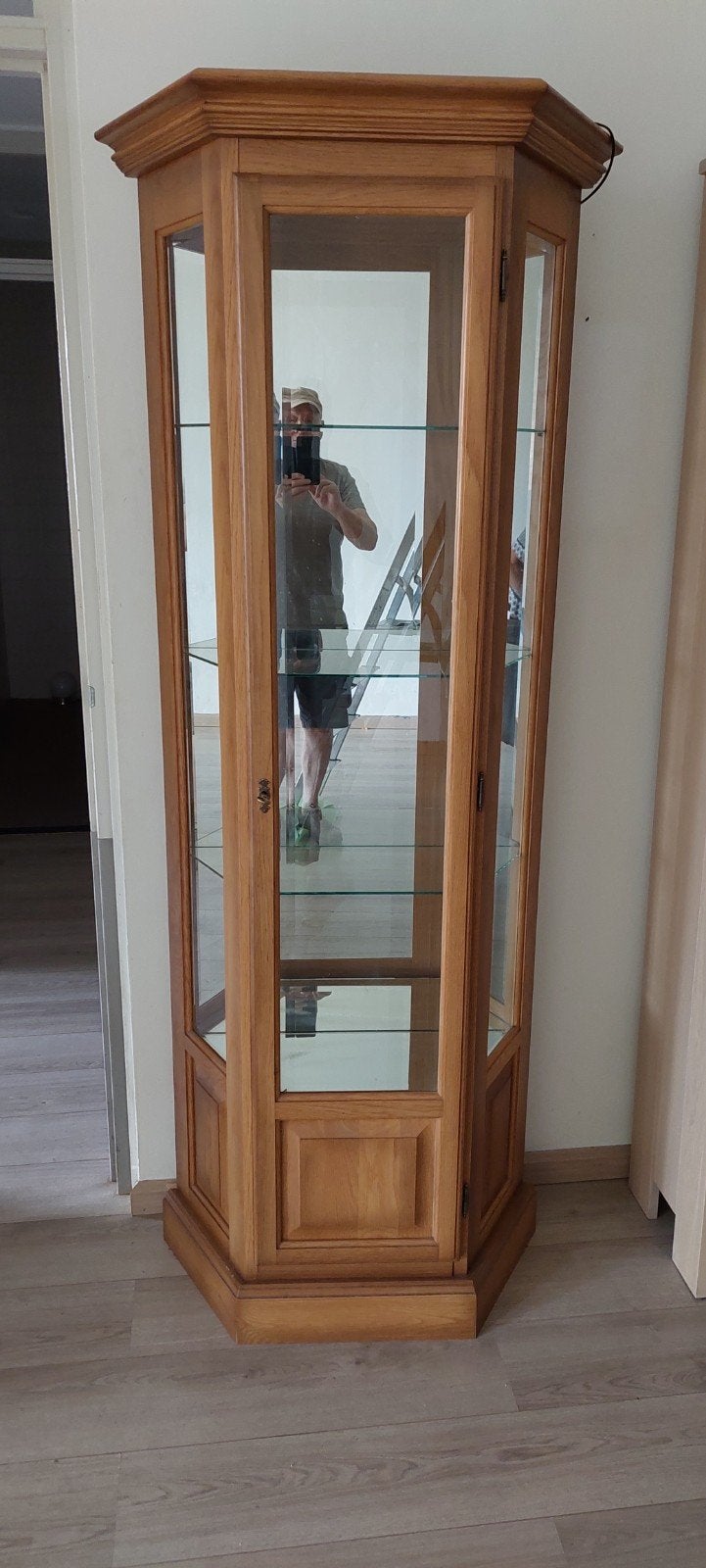 Vitrine kast hout en glaswerk +/- 200cm h/70cm b/30cm d, Ophalen, Met deur(en), Glas, 50 tot 100 cm