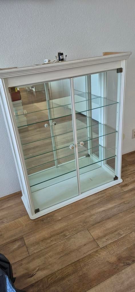 Witte vitrinekast met glazen planken en deuren, Huis en Inrichting, Kasten | Vitrinekasten, Ophalen, Glas, 100 tot 150 cm, 50 tot 100 cm