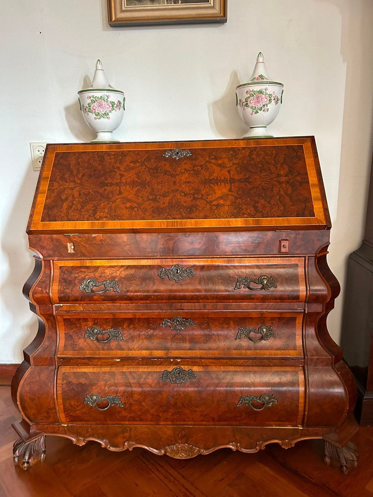 Notenhouten secretaire buikkast, Ophalen