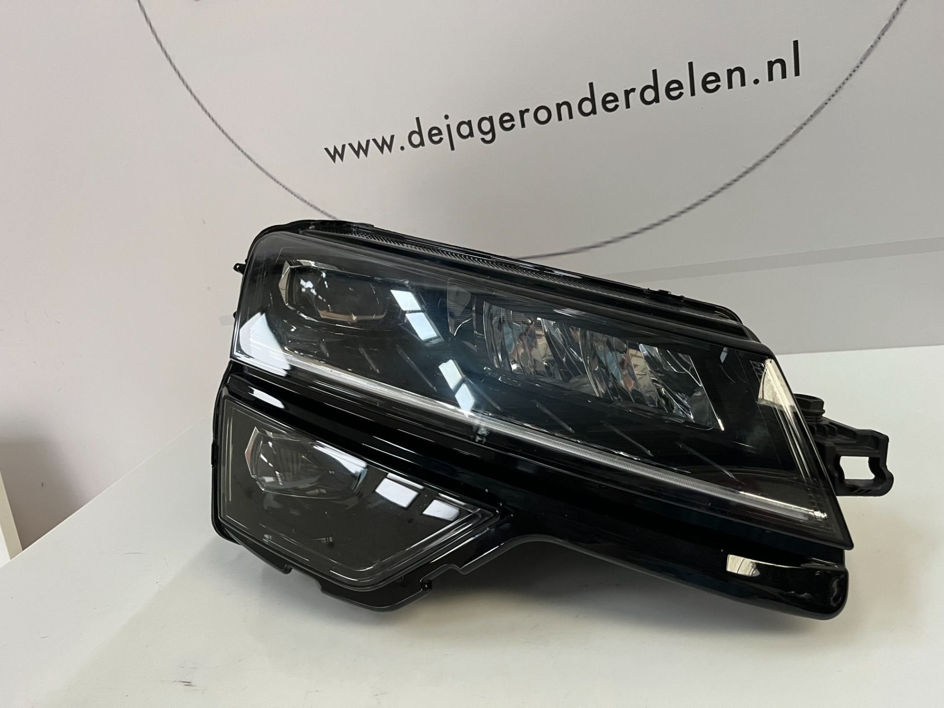 SKODA KAROQ VOL LED KOPLAMP RECHTS MODULE 57B941016D, Skoda, Skoda Auto a.s., Gebruikt, Infoline@skoda-auto.cz