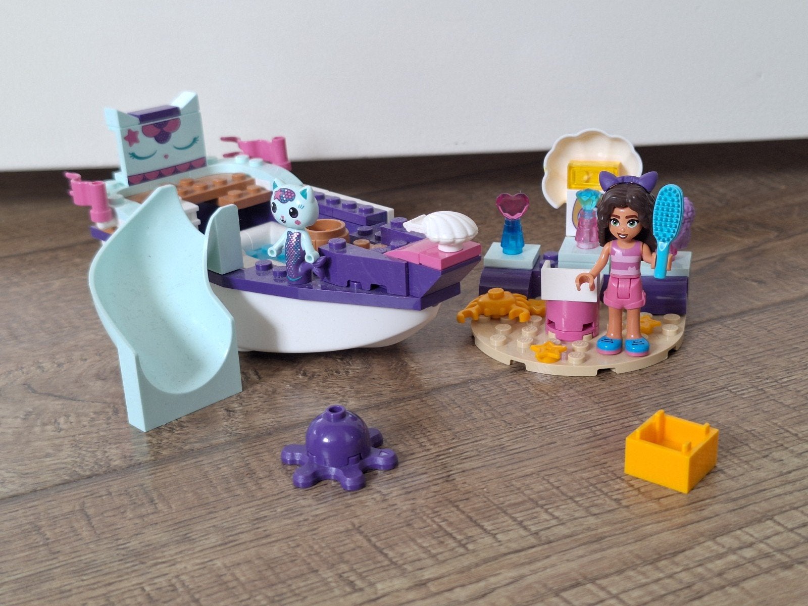 LEGO Gabby's Poppenhuis 10786 Gabby & Meercat's Schip & Spa, Ophalen, Zo goed als nieuw, Overige merken