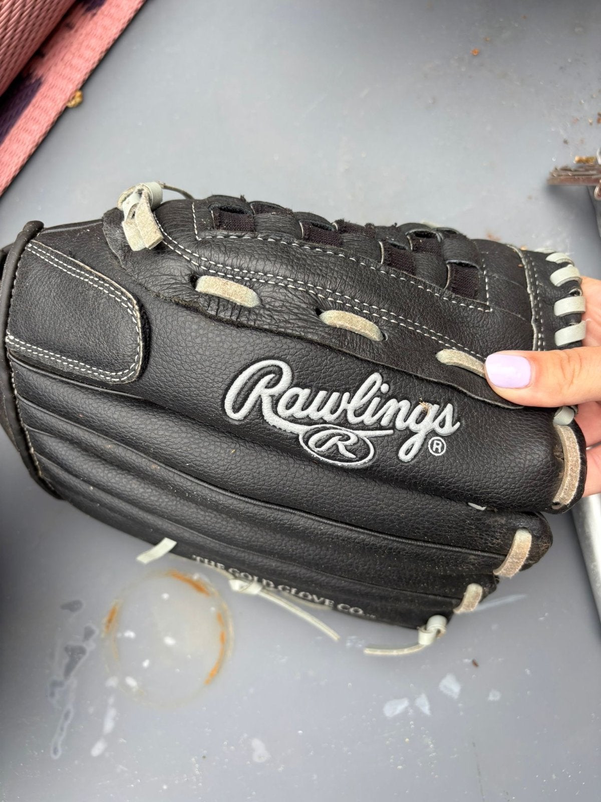 Softbal handschoen en helm - 1 jaar gebruikt, Sport en Fitness, Honkbal en Softbal, Ophalen of Verzenden, Gebruikt, Softbal, Handschoen