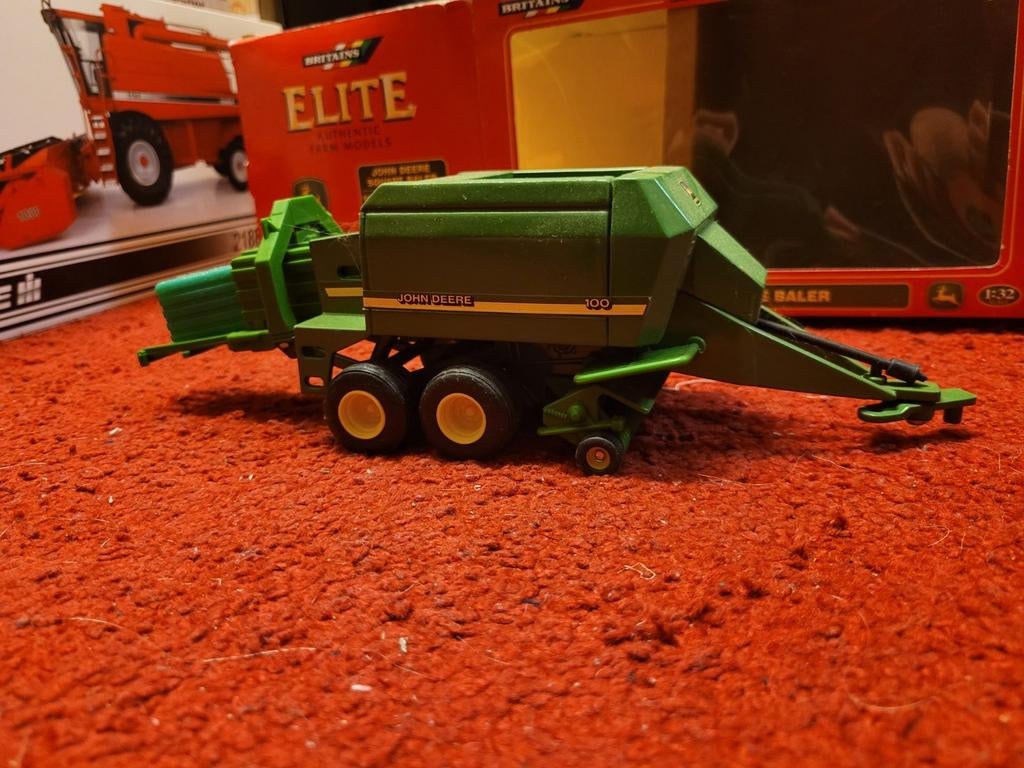 Britains John Deere 100 vierkante balenpers, Hobby en Vrije tijd, Modelauto's | 1:32, Ophalen of Verzenden, Zo goed als nieuw