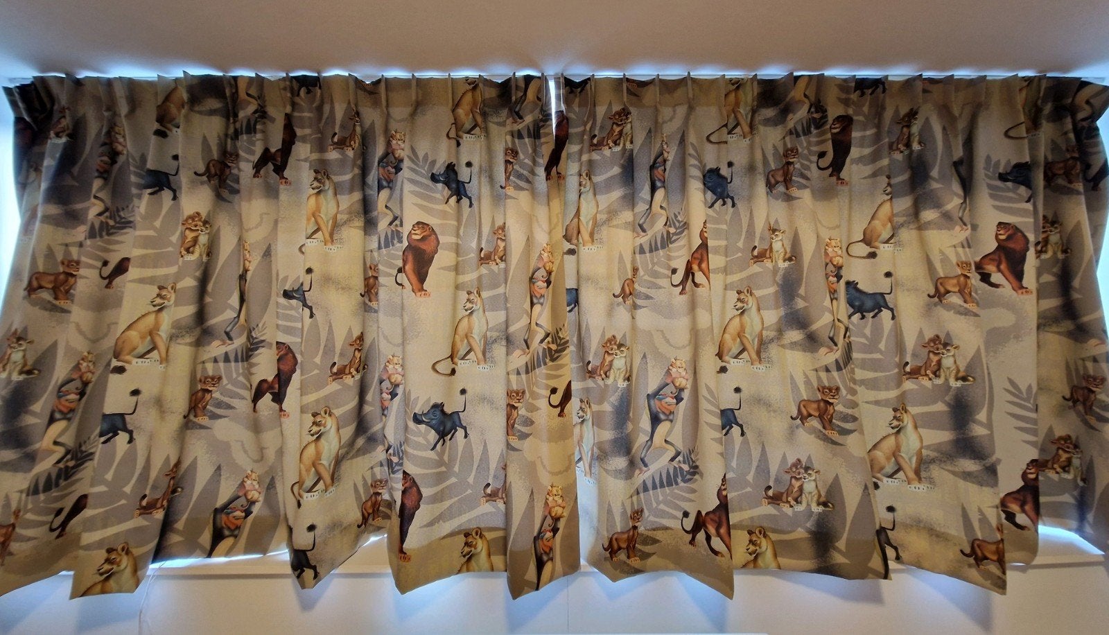 Verduisterende Lion King gordijnen, Huis en Inrichting, Ophalen, 132 cm, In te korten, 314 cm