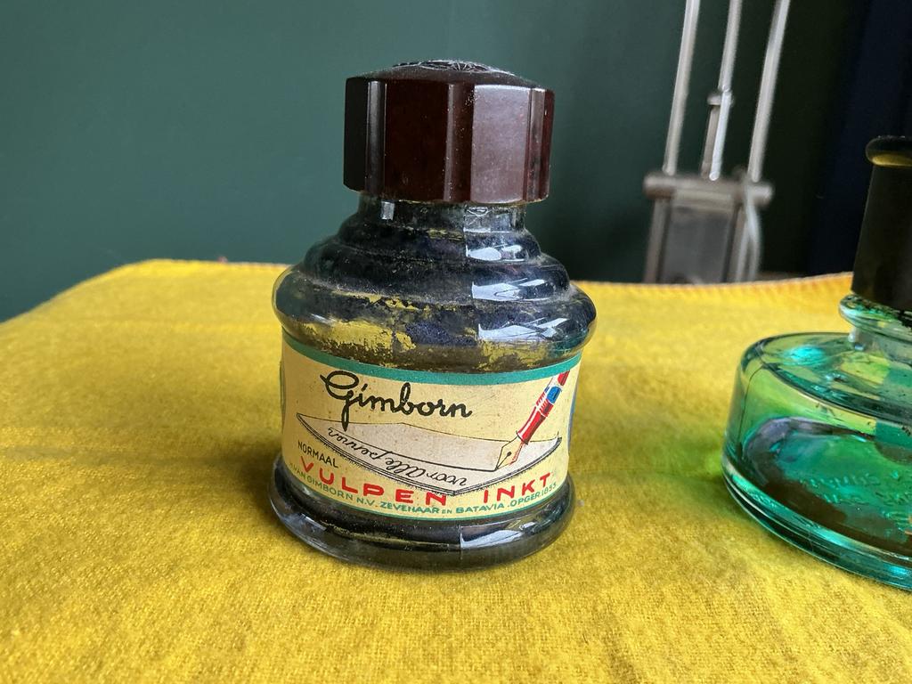 TWEE OUDE INKTFLESJES, Verzenden