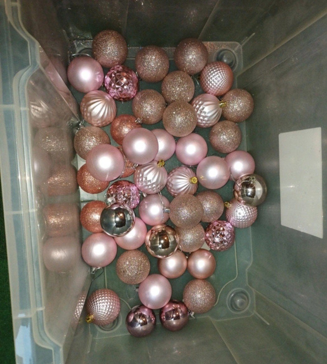 Roze kerstballen, Ophalen