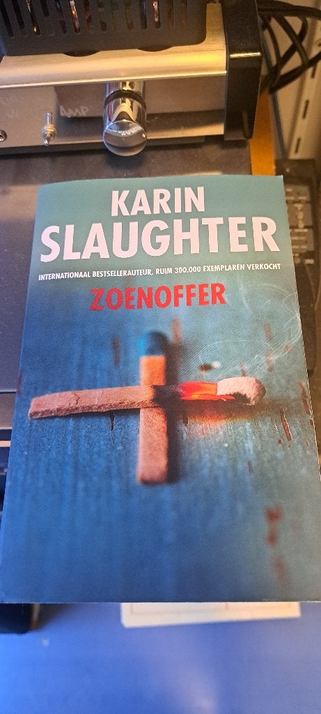 Karin Slaughter-Zoenoffer (Z249-117), Ophalen of Verzenden, Zo goed als nieuw