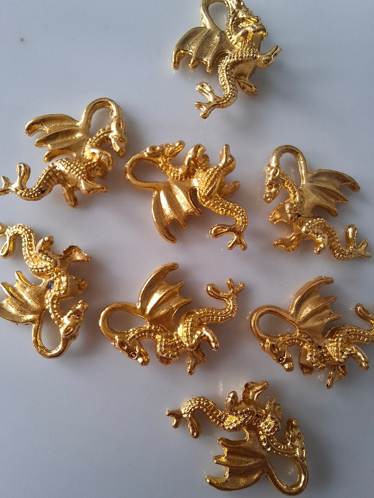 8 stuks bedels hangers metaal draak goud, Overige merken, Overige materialen, -, -