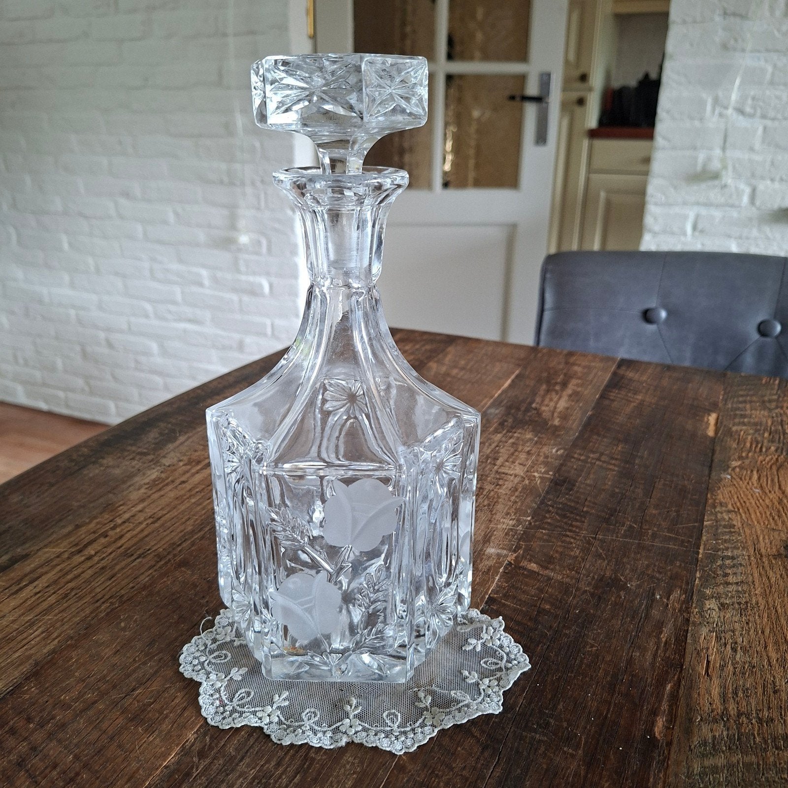 Geslepen  Whisky Karaf met Bloemen Matwit erin 25 bij 15 cm, Antiek en Kunst, Ophalen of Verzenden