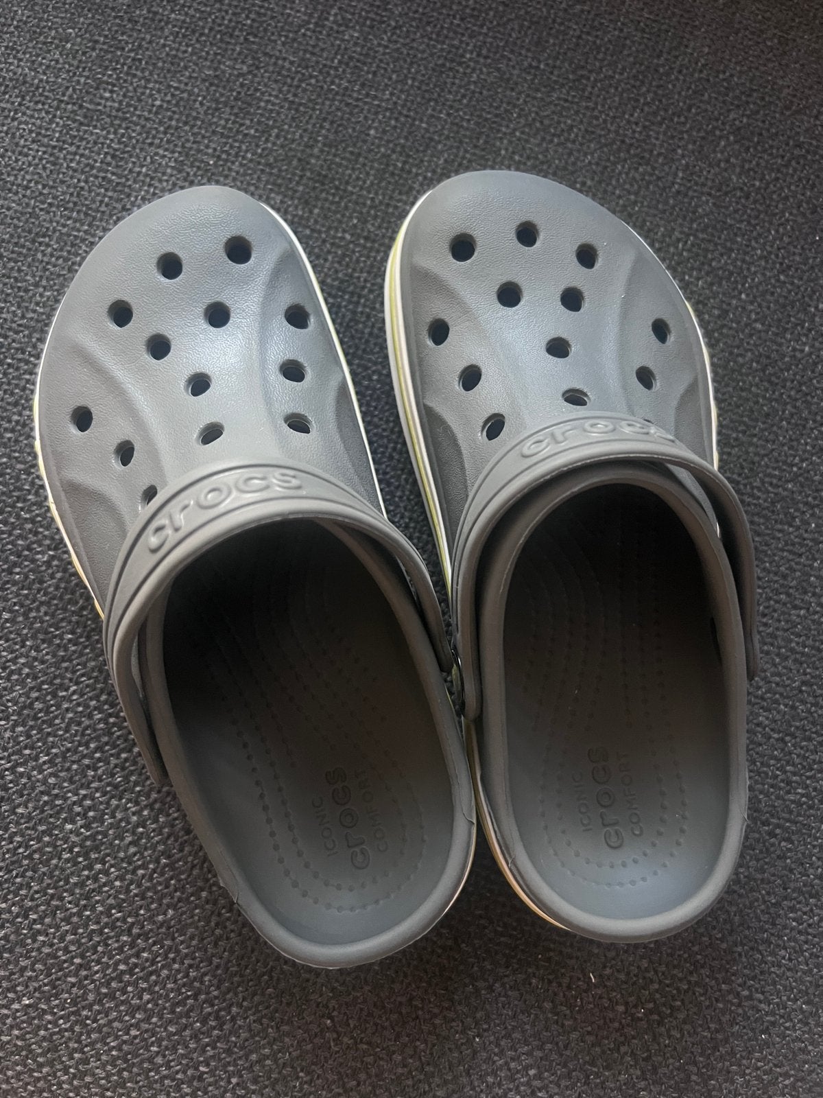 Crocs Clogs Grijs met Gele Streep - Maat 29/30 (C13), Ophalen of Verzenden, Zo goed als nieuw, Grijs, Slippers