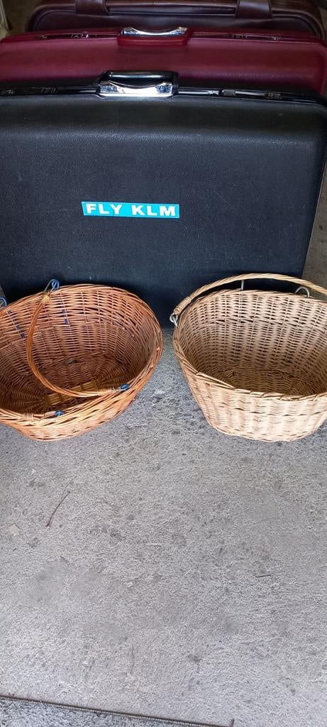 Twee mooie rieten hengsel manden, Huis en Inrichting, Woonaccessoires | Schalen en Manden, Ophalen, Gebruikt, Mand, Rond