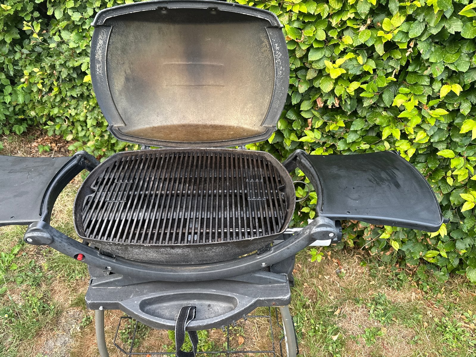 Weber Q2000 Gasbarbecue met onderstel, Ophalen, Gebruikt