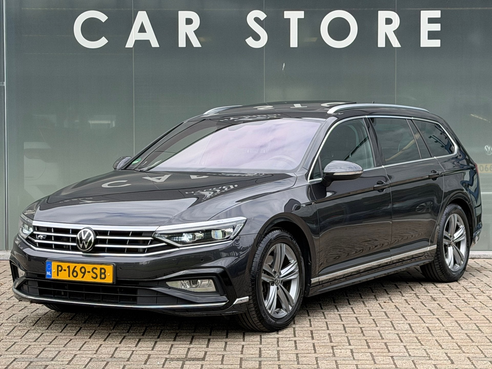 Volkswagen Passat Variant 1.5 TSI R-Line Business + PANO/LED, Dealer onderhouden, 730 kg, 4 cilinders, 150 pk