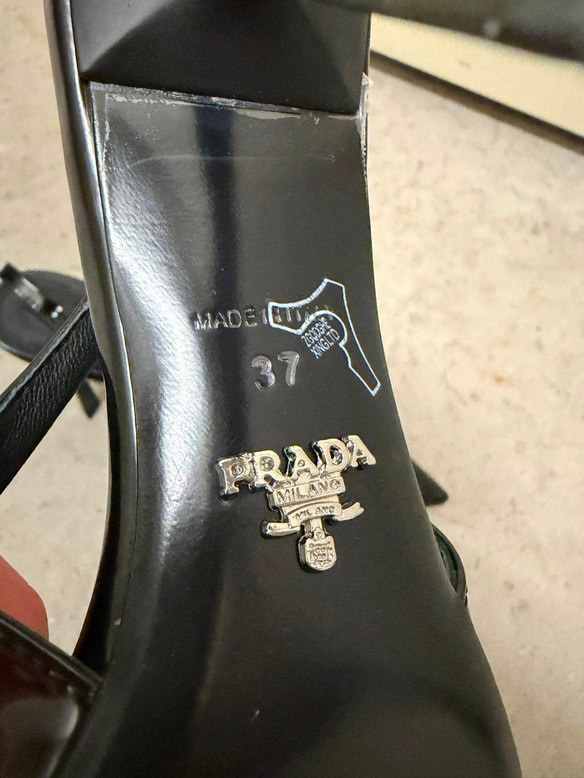 Prada Hakken Heels maat 37 Nieuw, Kleding | Dames, Schoenen, Ophalen of Verzenden, Nieuw, Zwart