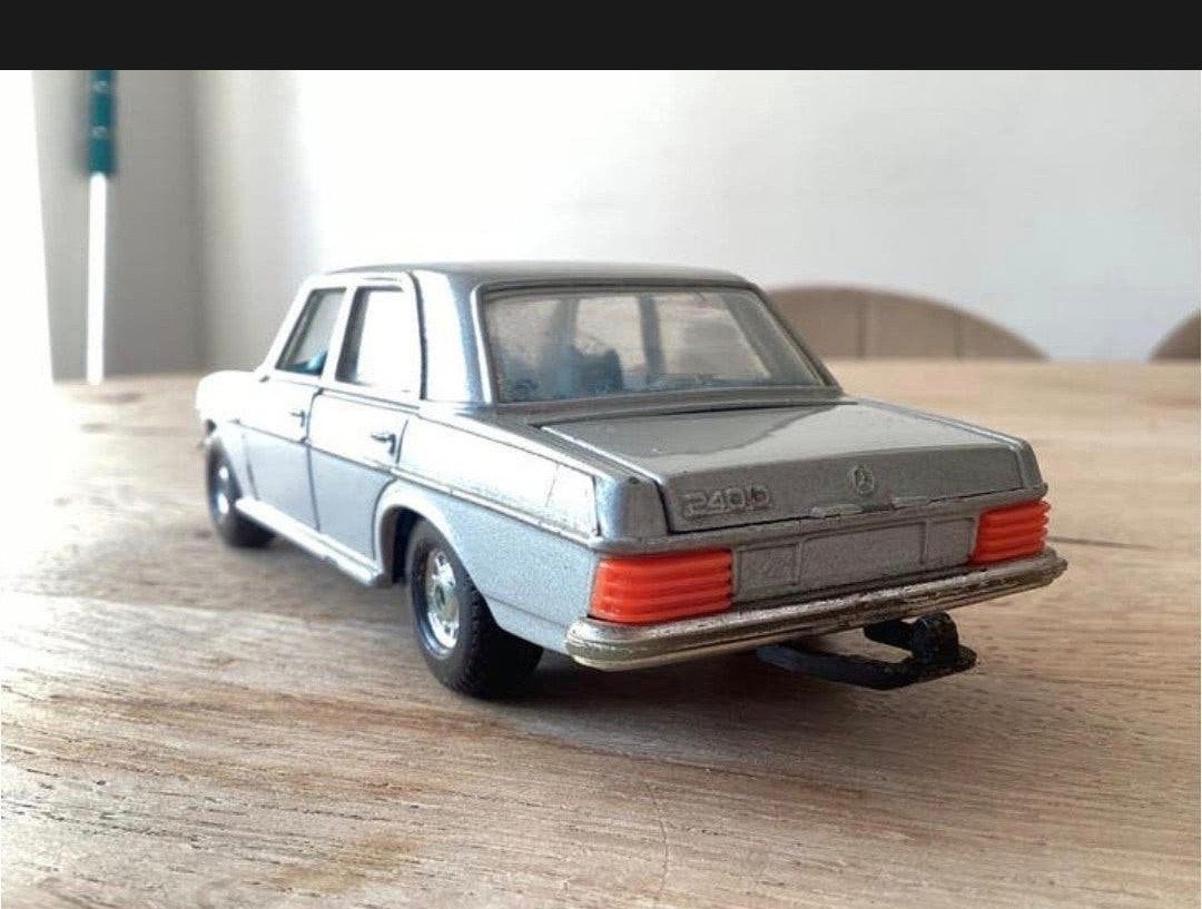 Corgi Mercedes-Benz 240D – schaal 1:36, Hobby en Vrije tijd, Ophalen of Verzenden, Gebruikt, Auto, Corgi