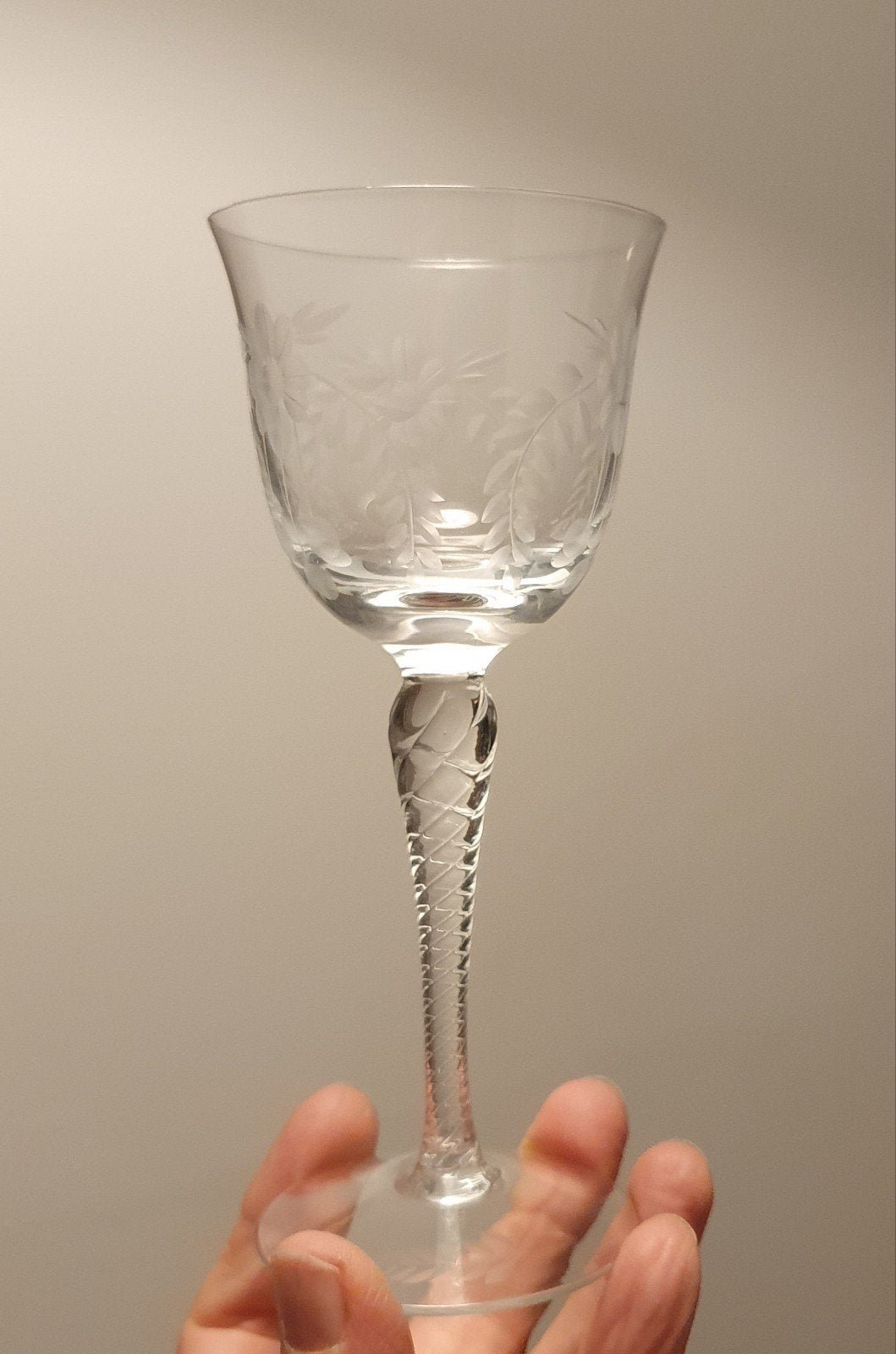 4 Wijnglazen met bloem- en bladmotief (antiek), Antiek en Kunst, Ophalen of Verzenden