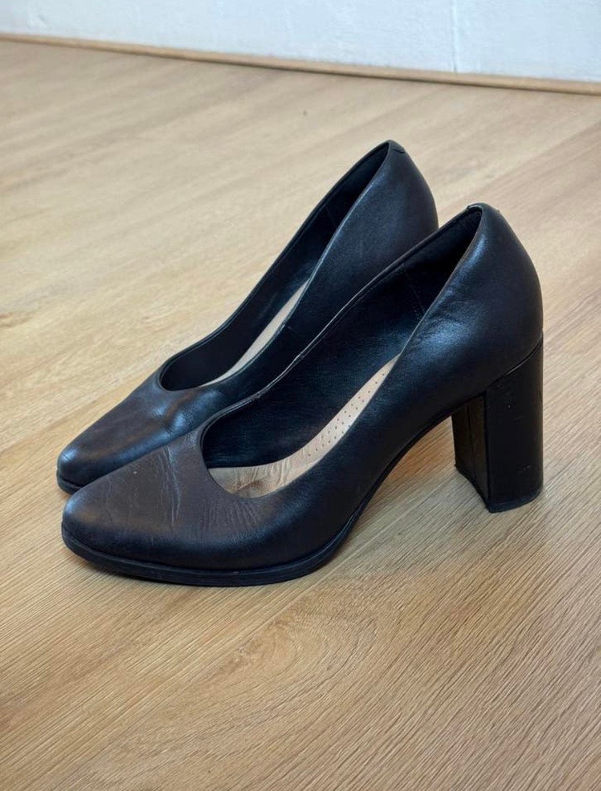 Clarks Freva 85 Court hakken, Kleding | Dames, Schoenen, Pumps, Verzenden, Zwart, Gedragen