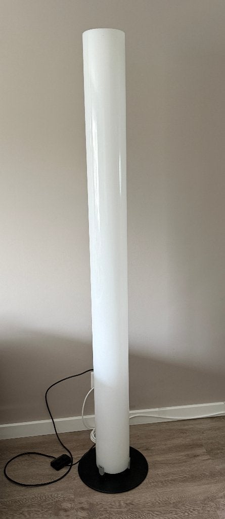 Flos Stylos vloerlamp in wit kunststof – zwarte voet, Ophalen, Kunststof, Gebruikt, E27 (groot)