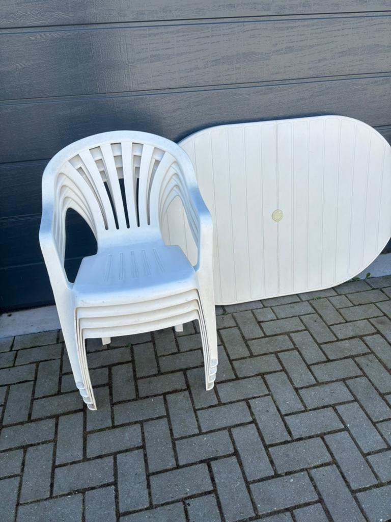 Set van 4 kunstof stapelstoelen voor buiten en tafel, Ophalen, Zo goed als nieuw, Kunststof
