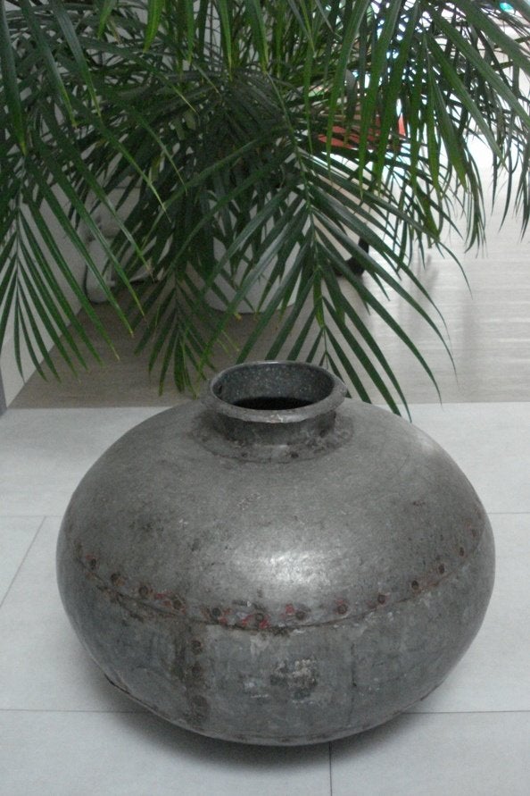 Grote handgemaakte stoere industriële metalen vaas dia 35cm, Ophalen of Verzenden, Vaas, Metaal, Handgemaakt