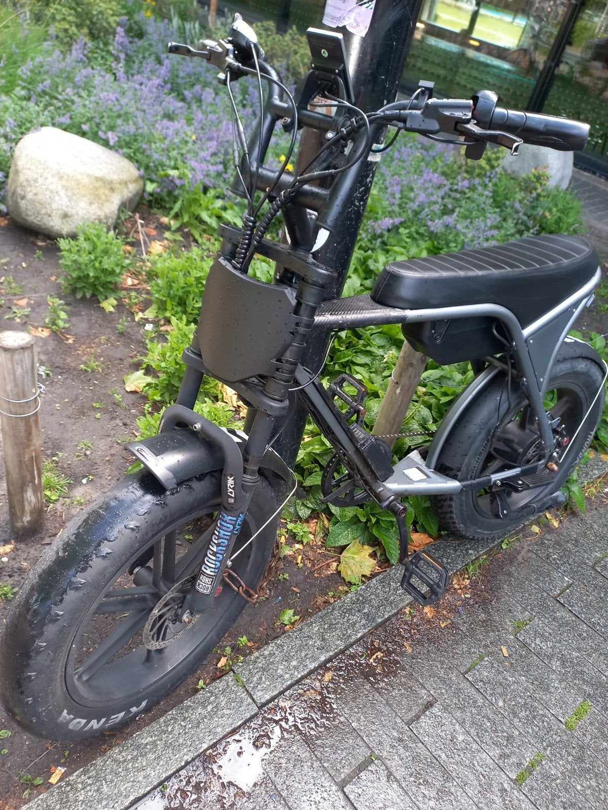 Stoere zwarte e-bike met dikke banden en RockShox vering, Ophalen of Verzenden