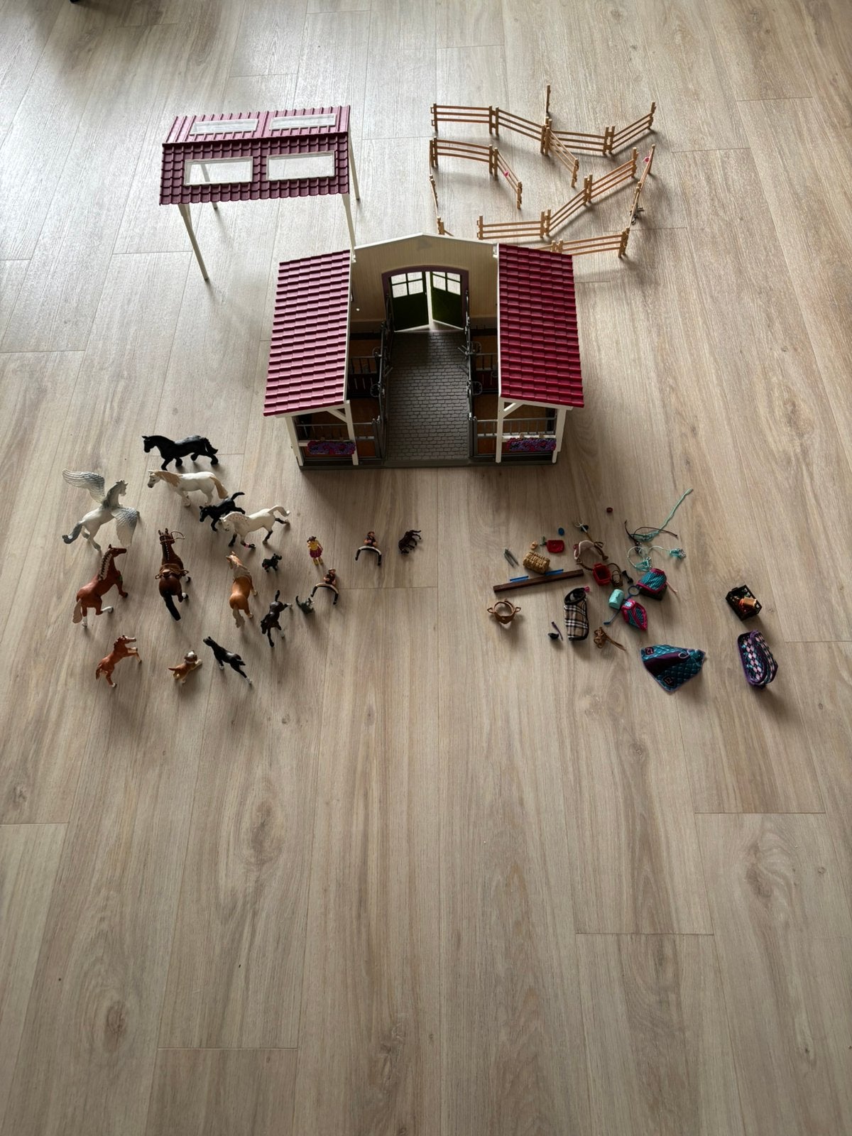 Schleich manege met 11 paarden en diverse accessoires, Ophalen, Zo goed als nieuw